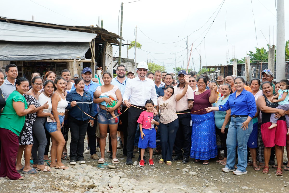 CNEL_EP's tweet photo. ✅ LOS RÍOS  

#CNELEP entregó a la comunidad una nueva obra de electrificación en la ciudadela Jean Carlos Carriel, del cantón Ventanas.  

Esta importante intervención contempla la colocación de medidores domiciliarios, la construcción de líneas de media y baja tensión y la instalación de 25 postes, 5 transformadores y 25 luminarias.