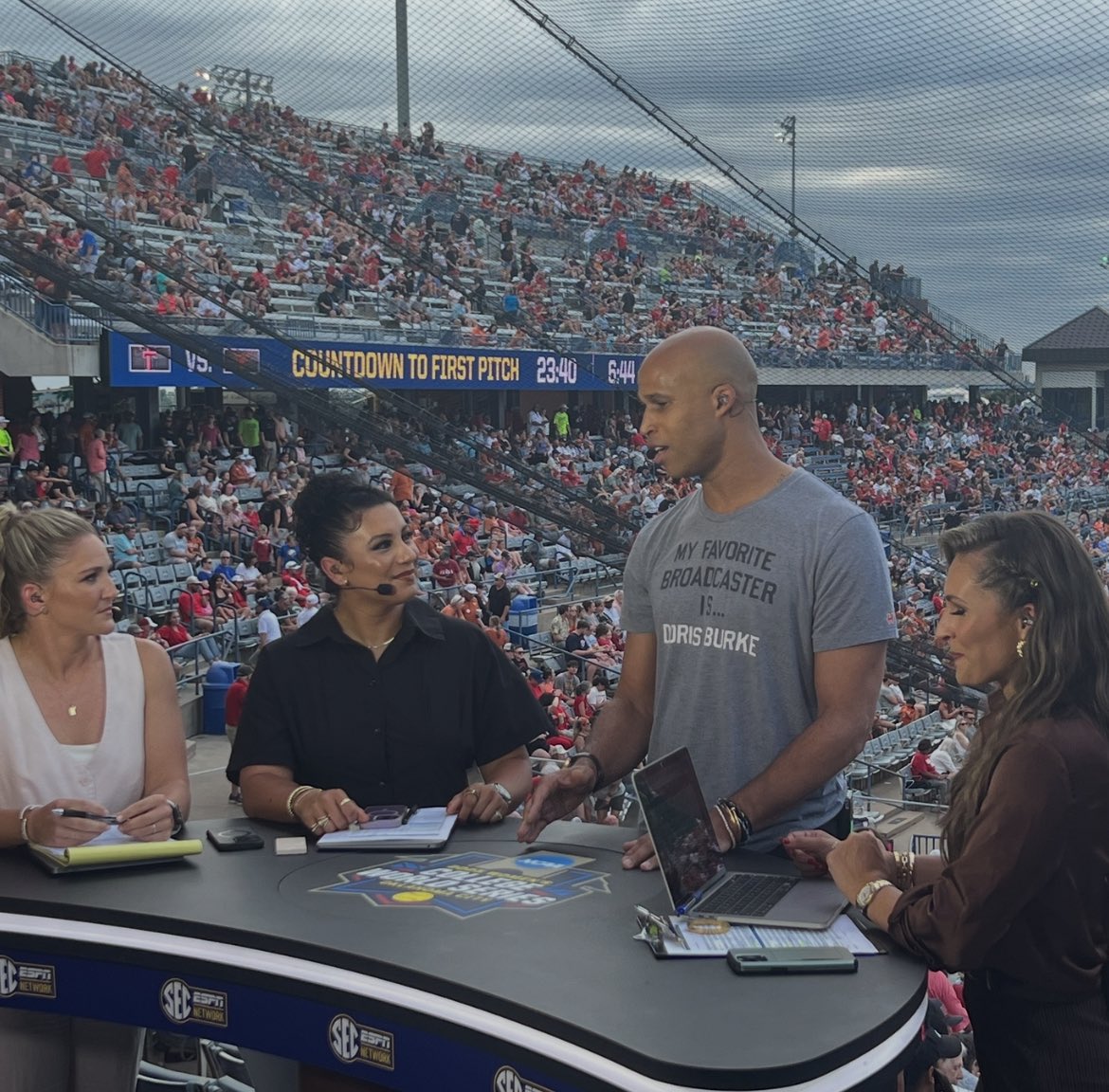 🏀🤝🥎 <a href="/ESPNNBA/">NBA on ESPN</a> Finals analyst <a href="/Rjeff24/">Richard Jefferson</a> joined <a href="/SECNetwork/">SEC Network</a> SEC Now before #WCWS Finals Game 3, showing his support for Softball and his booth-mate Doris Burke