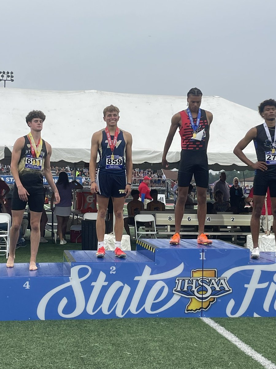 Huge congratulations <a href="/BrockDeBello/">Brock DeBello</a>!! 🥈place at IHSAA State in the 400m!
