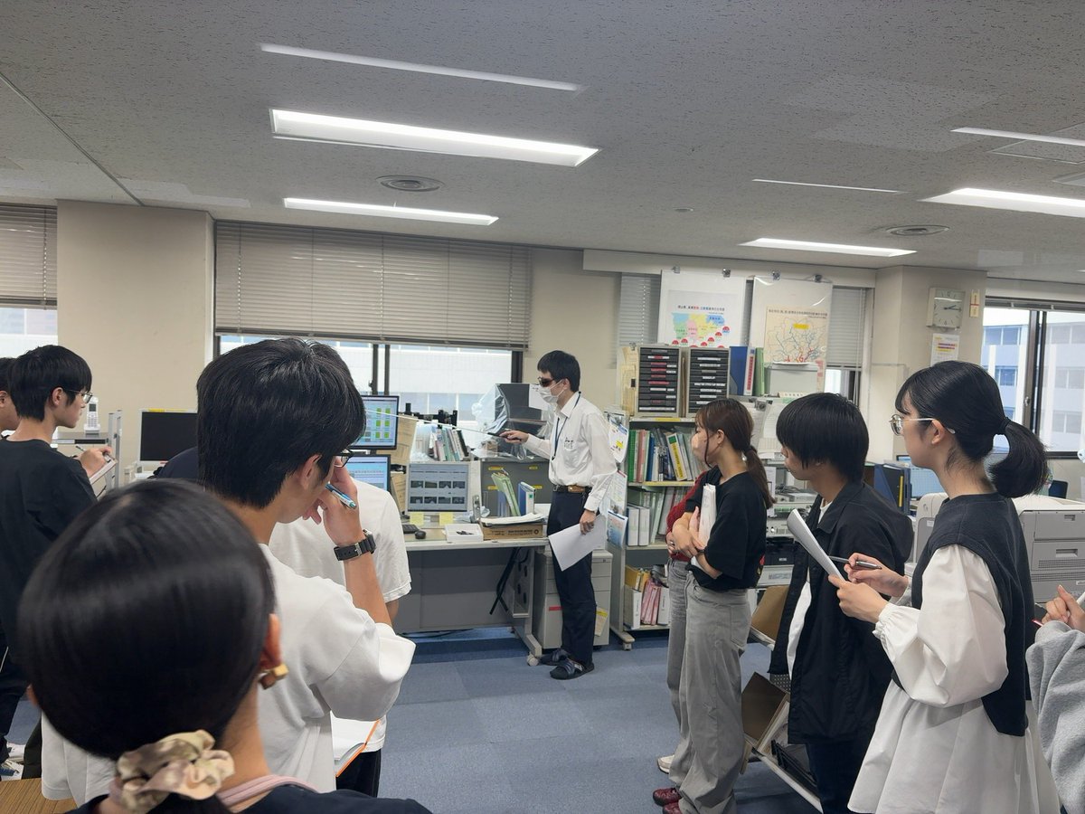 OhashiOUS's tweet image. 一年生の実習で、岡山地方気象台にお邪魔しました!
大橋ゼミの学生も同行しましたが、10年ぶりくらいでしょうか?
職員の方々から気象台の業務を解説して頂きました。お忙しいなか、本当にありがとうございました!