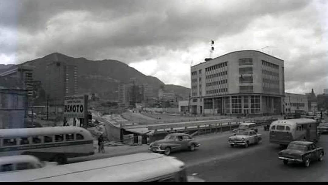 Avenida Caracas con Calle 26, se observa el edificio Panauto, que durante muchos años fue vitrina de lujosos automóviles de la marca Ford y posteriormente una sede política...Bogotá año 1960.