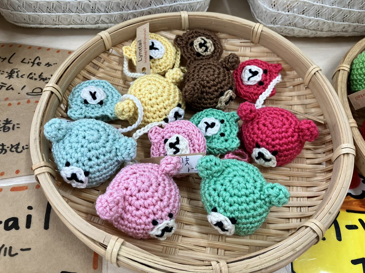 tsugarukokeshi's tweet photo. こけし工房tsuN'agaru、土湯こけし祭りではLynxtailさんの可愛い帽子も販売！
志田工人が自らセレクト♪可愛いね、とニッコリの志田さん☺️この子は志田さんのブースに居ますので探してみてください🐻 
くま帽子ポシェットはカラー色々！
帽子選びも合わせてお楽しみくださいませー☺️ https://t.co/6mRZ6dbDQg
