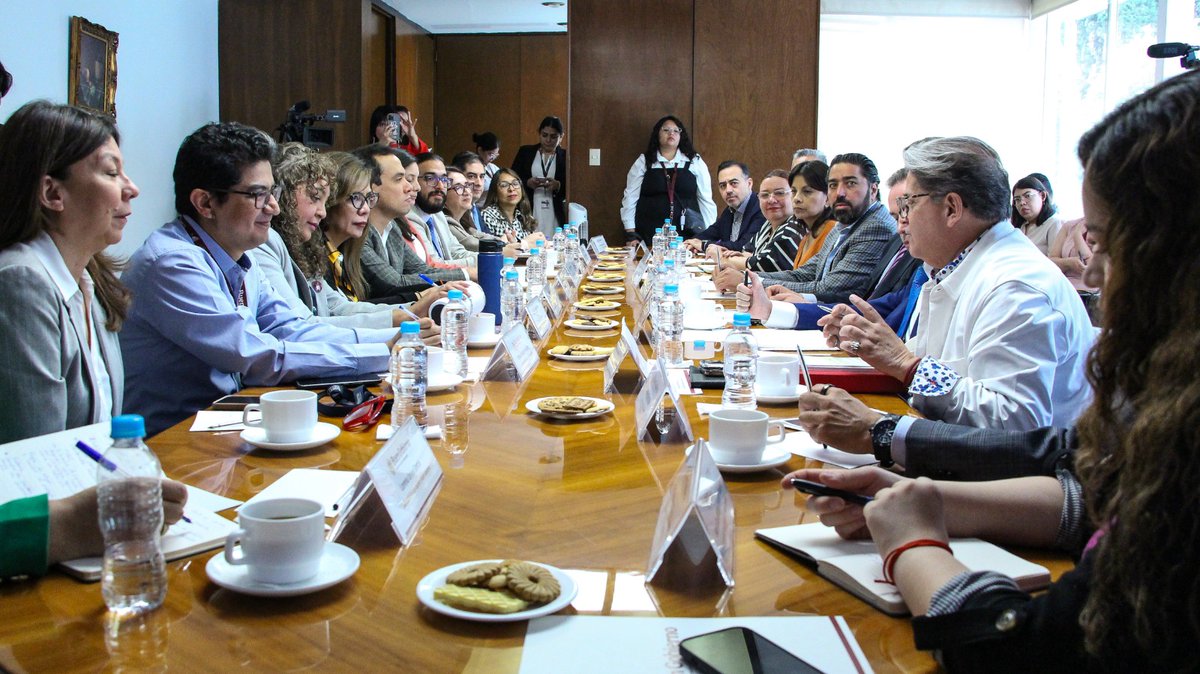 Buen Gobierno México 🇲🇽 (@buengobierno_mx) on Twitter photo El subsecretario de #BuenGobierno, <a href="/EncinasN/">Alejandro Encinas Nájera</a>, se reunió con líderes del sector textil, <a href="/CANAINTEX_MX/">CANAINTEX OFICIAL</a> y <a href="/canaive/">Cámara Nacional de la Industria del Vestido</a> para establecer un plan de trabajo a fin de fomentar la transparencia y proveeduría nacional en las compras públicas en el marco del #PlanMéxico El subsecretario de #BuenGobierno, <a href="/EncinasN/">Alejandro Encinas Nájera</a>, se reunió con líderes del sector textil, <a href="/CANAINTEX_MX/">CANAINTEX OFICIAL</a> y <a href="/canaive/">Cámara Nacional de la Industria del Vestido</a> para establecer un plan de trabajo a fin de fomentar la transparencia y proveeduría nacional en las compras públicas en el marco del #PlanMéxico