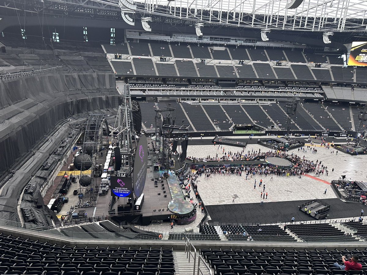 MaileleiSD's tweet photo. I have waited a very long time for this!! I am so blessed I got this chance. ❤️💜❤️💜❤️💜❤️💜❤️💜#ColdplayLasVegas #10Yearsofwaiting https://t.co/1OrNqQ1E17