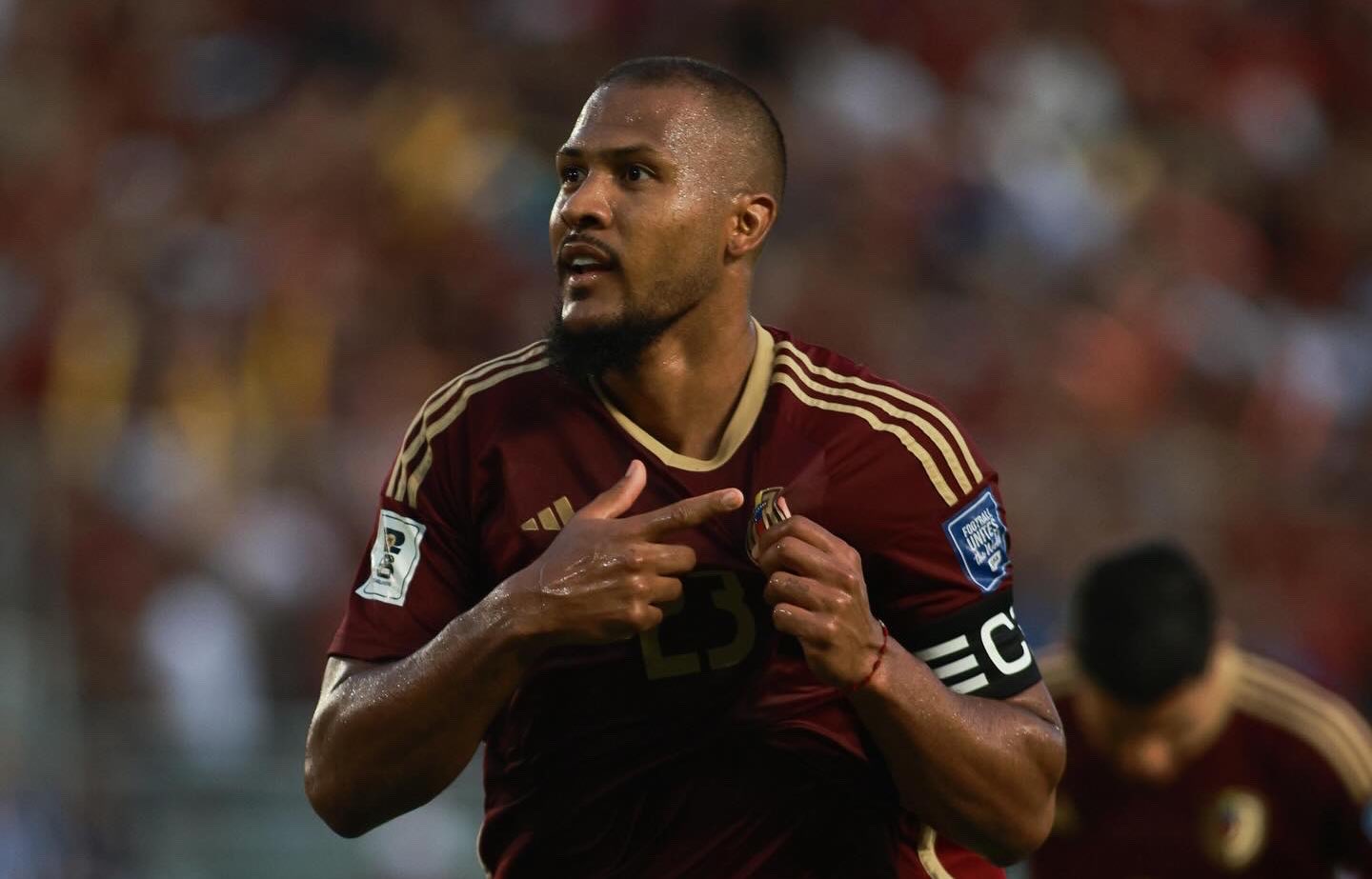 Salomón señala el escudo de la vinotinto. Fuente: Salorondon23 (X)