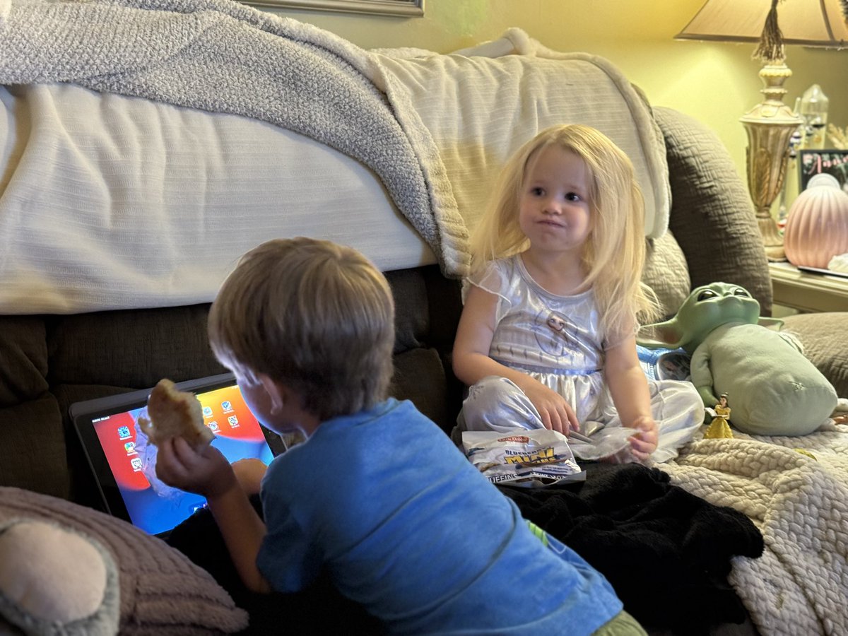2FishesStudio's tweet photo. #fanofthenight #watchparty I’m so excited for tonight’s watch party! There’s nothing better than spending time with Grammy and Poppy, especially when delicious muffins are on the menu! Can't wait for all the fun and laughter!#onpatrollive #OPLiveNation #OPLive #Reelz https://t.co/a2A6wiRnql