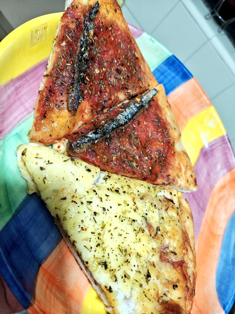Anchoas y muzza by <a href="/rabiosaok/">rabiosaok</a> 
Los viernes más lindos tienen pizza.