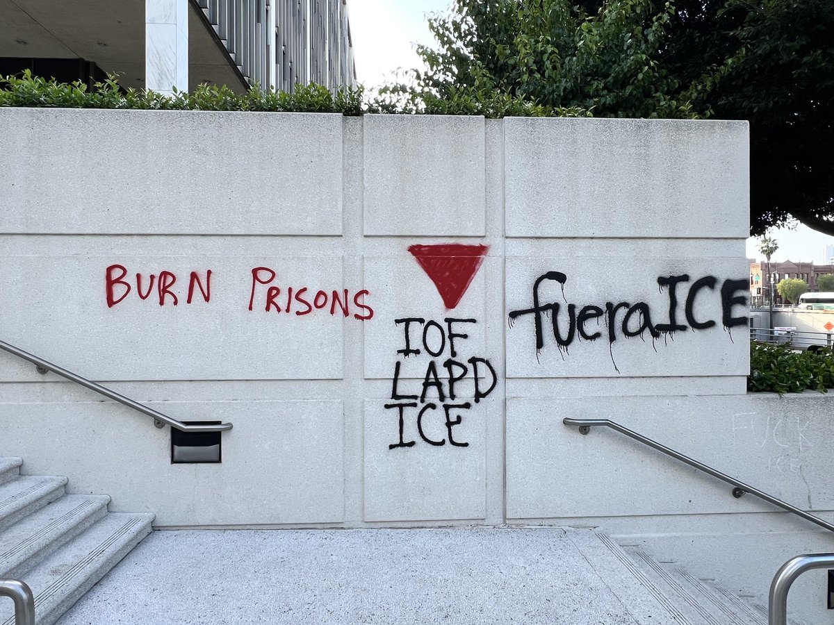 Some beautiful redecorating outside the federal detention center 😍

LA SAYS FUCK ICE!!!