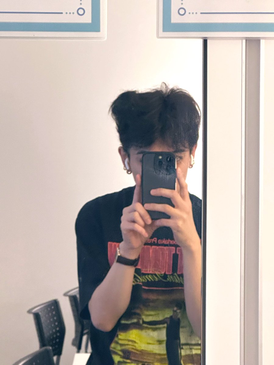 おはようございます☀
今日は #VIIsual 千葉公演
7人での初めての公演でございます🕺
盛り上がっていきましょう♪

寝癖も盛り上がっておりました♪
楽しんできます✨