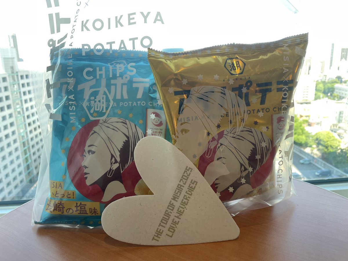 今年MISIA4回目！
日本武道館ファイナルの初日！
10列目とかいいながら、ステージ正面の実質5列目でモニター要らずの肉眼でMISIAみえる良席でした💖
限定ポーチ、缶バッジ完売だけ残念でした😢

あの小柄な体から尋常ではないオーラを放ってるの、何なんでしょうね？
本当にすごいの一言に尽きます。