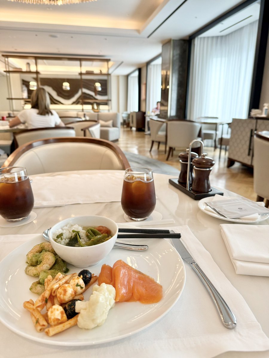 starlightFD's tweet image. 간만에 롯데호텔

이그제큐티브타워 리뉴얼해서 시그니엘 스타일로 바뀜. 체크인 라운지 복층 계단에는 신라호텔 로비의 크리스탈 설치작품 작가인 박선기 작가의 숯을 이용한 작품이 걸렸는데 좋아하던 작가이지만 이제 뭔가 5성급 호텔의 루틴이 되어버린 느낌. 조식은 르살롱보다 역시 라세느가…