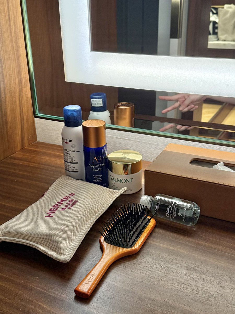 starlightFD's tweet image. 간만에 롯데호텔

이그제큐티브타워 리뉴얼해서 시그니엘 스타일로 바뀜. 체크인 라운지 복층 계단에는 신라호텔 로비의 크리스탈 설치작품 작가인 박선기 작가의 숯을 이용한 작품이 걸렸는데 좋아하던 작가이지만 이제 뭔가 5성급 호텔의 루틴이 되어버린 느낌. 조식은 르살롱보다 역시 라세느가…