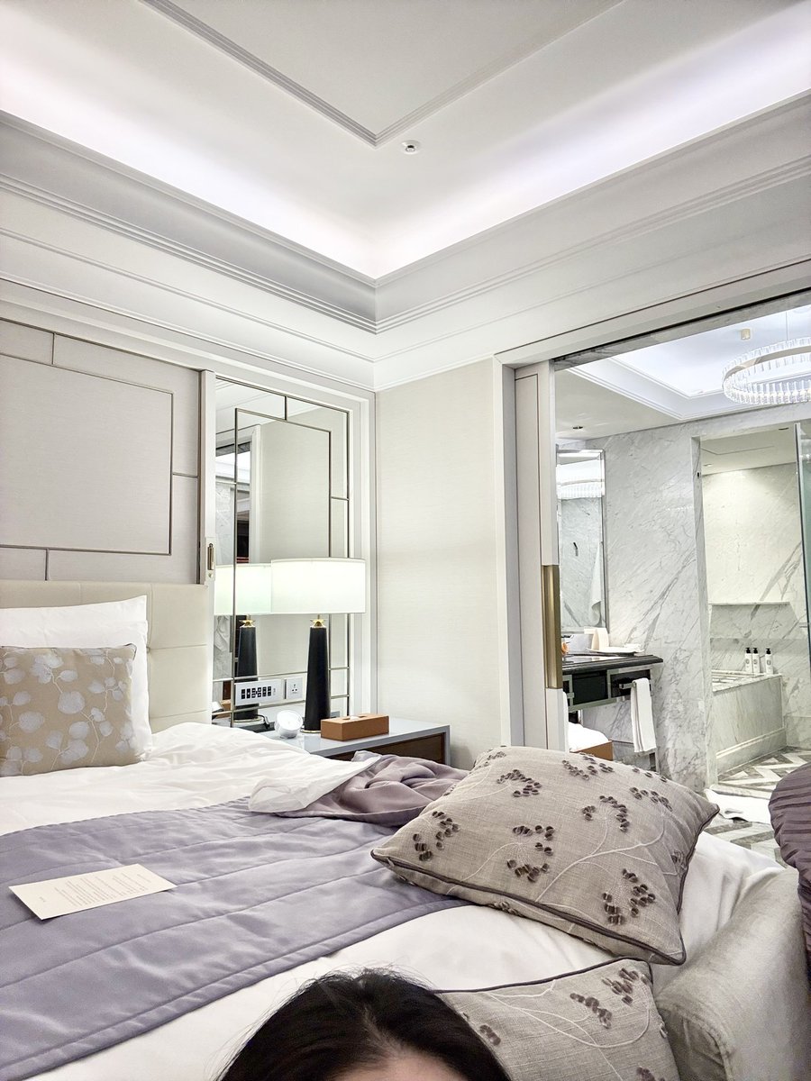 starlightFD's tweet image. 간만에 롯데호텔

이그제큐티브타워 리뉴얼해서 시그니엘 스타일로 바뀜. 체크인 라운지 복층 계단에는 신라호텔 로비의 크리스탈 설치작품 작가인 박선기 작가의 숯을 이용한 작품이 걸렸는데 좋아하던 작가이지만 이제 뭔가 5성급 호텔의 루틴이 되어버린 느낌. 조식은 르살롱보다 역시 라세느가…