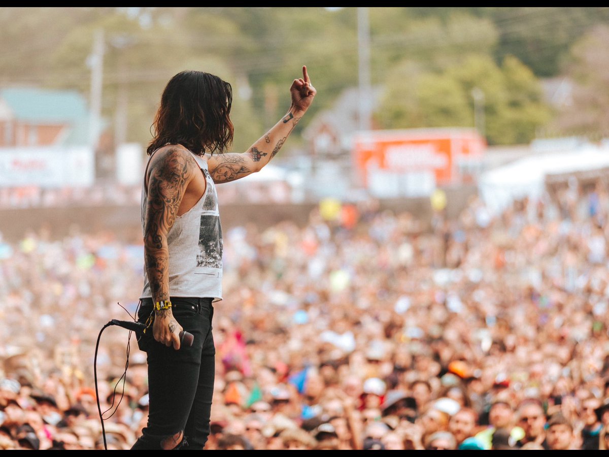 wolf10years's tweet photo. Drawing based off of this awesome concert shot 💥! @Kellinquinn https://t.co/vP8pGmwFTm
