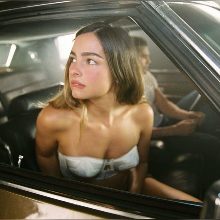 ComplexCut's tweet image. I resisted #AddisonRae for the longest time. I'm not a TikTok afficionado, so I was not pilled into her sordid lore. I like to believe that she grew up, gained experiences, met genuine people, and assembled a great team because her debut album is fantastic. Genuinely beautiful.