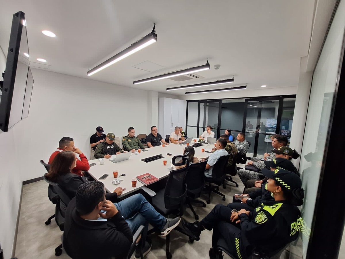 Policiantioquia's tweet photo. En #LaCeja, nuestro grupo de @ProteccionPonal junto al @GaulaPolicia realizamos campaña preventiva contra el secuestro y la extorsión. A través de volantes se brindaron recomendaciones de seguridad y se promovió la línea 165 para denunciar. #ActuandoPorAntioquia #YoNoPagoYoDenuncio