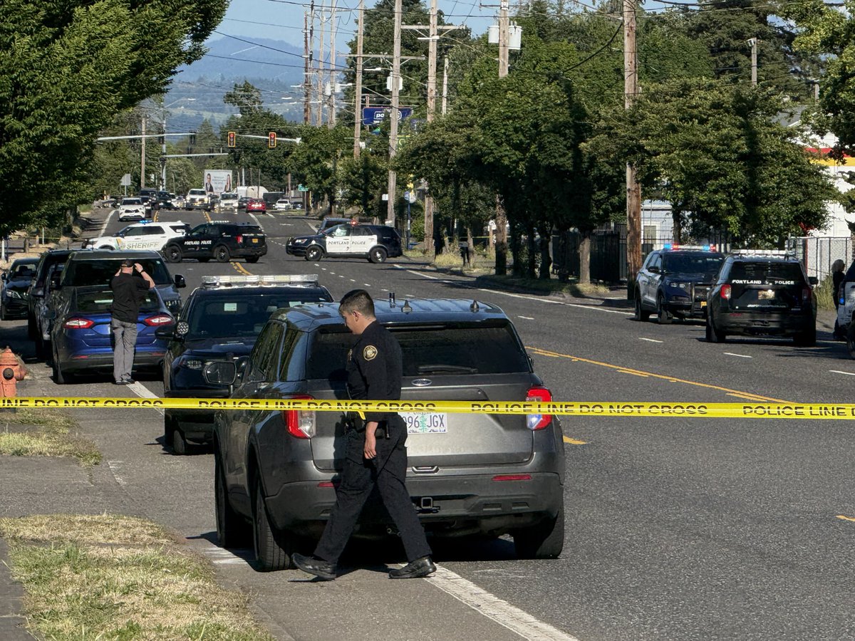 photocorry's tweet image. NE Portland: NE Sandy is closed in both directions from NE 115th to around NE 122nd. A shooting investigation is ongoing in the area. No additional information available at this time. 6:22 PM. @KATUNews #LiveOnK2