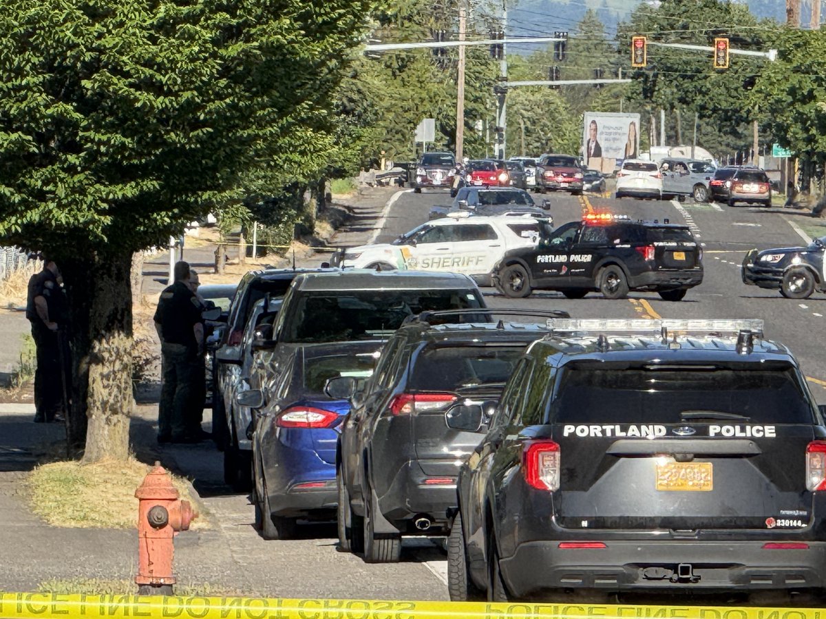 photocorry's tweet image. NE Portland: NE Sandy is closed in both directions from NE 115th to around NE 122nd. A shooting investigation is ongoing in the area. No additional information available at this time. 6:22 PM. @KATUNews #LiveOnK2