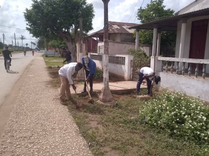 Lázaro Monzón (@lazaromonz25358) on Twitter photo Como cada viernes #1roDeEneroDeVictorias amanece inmerso en las actividades de limpieza realizando Cambio de Labor en cada centro de trabajo y barrios.
<a href="/JHGcasanova/">julio Heriberto Gómez Casanova</a>
<a href="/AlfreMene37409/">Alfre Menendez</a>
<a href="/DaymiZamora/">Daymi Zamora</a>
<a href="/KatiaGonzl56845/">Katia González González</a>
<a href="/DidierJCalvo/">Didier J Calvo</a> Como cada viernes #1roDeEneroDeVictorias amanece inmerso en las actividades de limpieza realizando Cambio de Labor en cada centro de trabajo y barrios.
<a href="/JHGcasanova/">julio Heriberto Gómez Casanova</a>
<a href="/AlfreMene37409/">Alfre Menendez</a>
<a href="/DaymiZamora/">Daymi Zamora</a>
<a href="/KatiaGonzl56845/">Katia González González</a>
<a href="/DidierJCalvo/">Didier J Calvo</a>