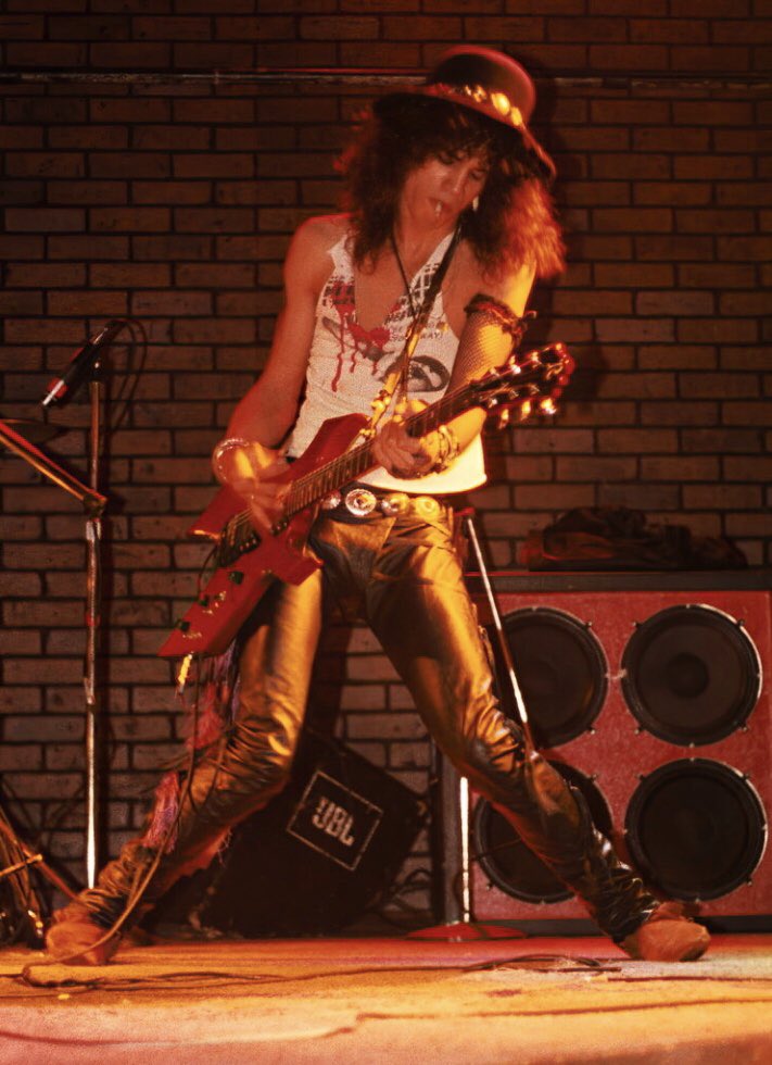 Feliz 40°Aniversario a la banda que cambio mi vida para siempre. <a href="/gunsnroses/">Guns N' Roses</a> @slash ❤️ 

📸 Marc canter 
#gunsnroses #troubadour #losangeles #gnr40anniversary