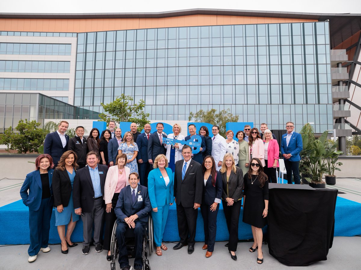 cityofhopeoc's tweet image. It’s official! 🗝️ We now have the keys to Orange County’s only cancer specialty hospital—an incredible milestone and symbol of healing, hope, and breakthroughs. Together, we open the door to a new era of cancer care in our community. 💙
#ThisisHope #CityofHopeOC