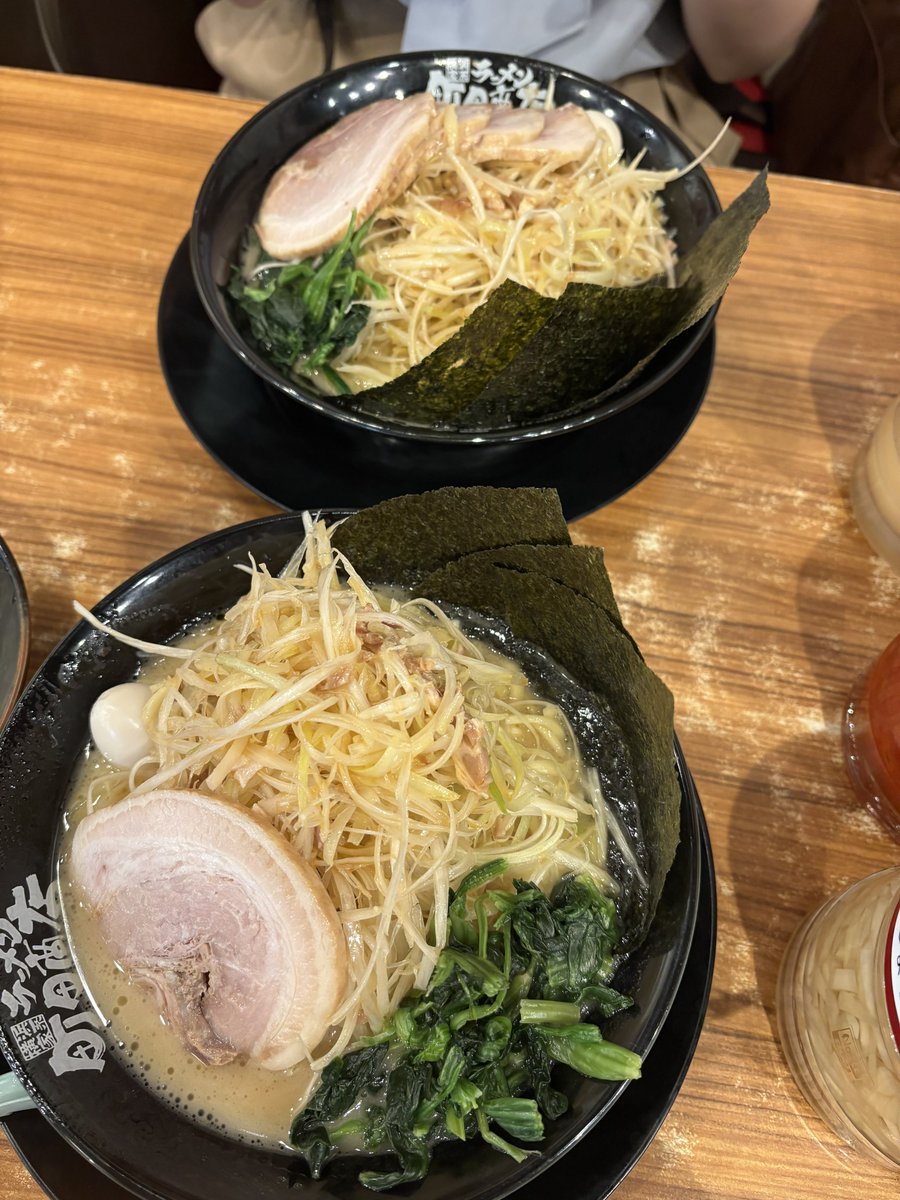 髪の毛染めて友達とラーメンした