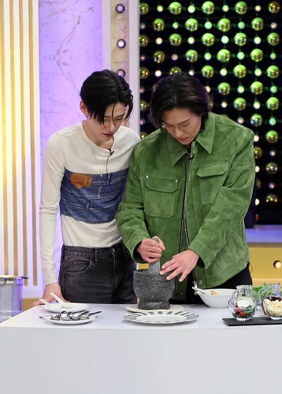 seetheright_1's tweet image. บ้านนี้สามีเป็นคนทำอาหารค่ะ ภรรยายืนให้กำลังใจ