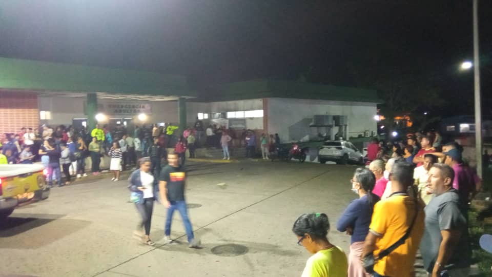 LeonettTomas's tweet photo. #Ahora
Emergencia del #Humnt en la ciudad de #Maturin, está saturada de funcionarios de seguridad que al parecer resultaron intoxicados en los espacios del estadio Monumental mientras realizaban sus cumplían sus labores
📷 @carlosrondonb https://t.co/uPG9nSAq3d
