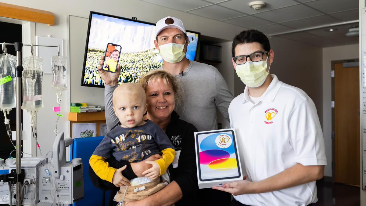 #Vikings HC Kevin O’Connell stopped by Children’s Minnesota Hospital this morning to visit patients in the cancer and blood disorders units. Thats my coach 🙌

(Via Northern News Now)