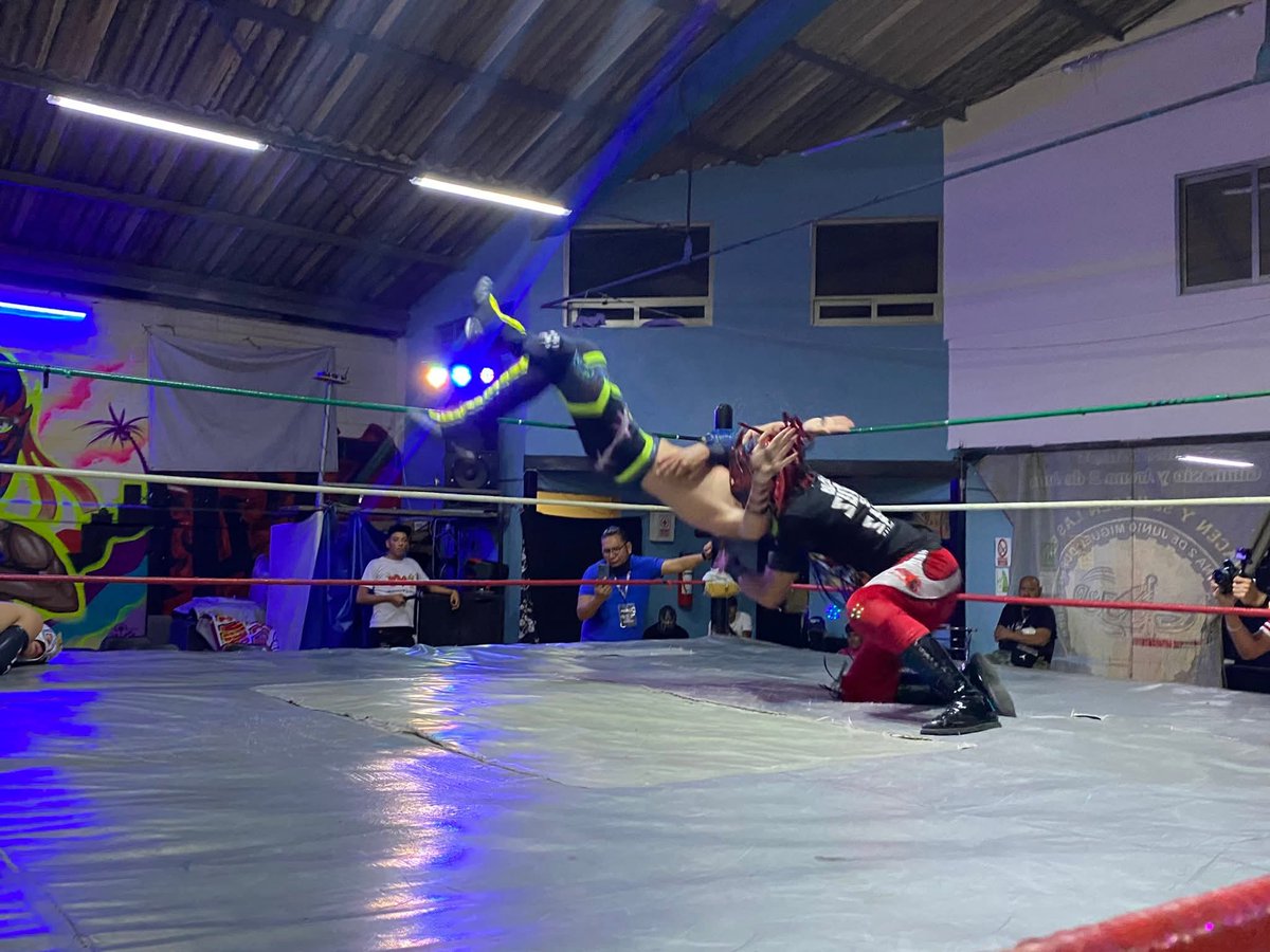 LaTijeraLucha's tweet image. La lucha especial del #GimnasioYArena02DeJunio es para el bando técnico de #MayingFly, #ReyChispita, #Sichac acompañados de #Michelin para dar cuenta de #MoskoExtremeJr, #MonstherExtreme y #Madrux, quienes en lucha dinámica llena de lances prendieron los ánimos del público...