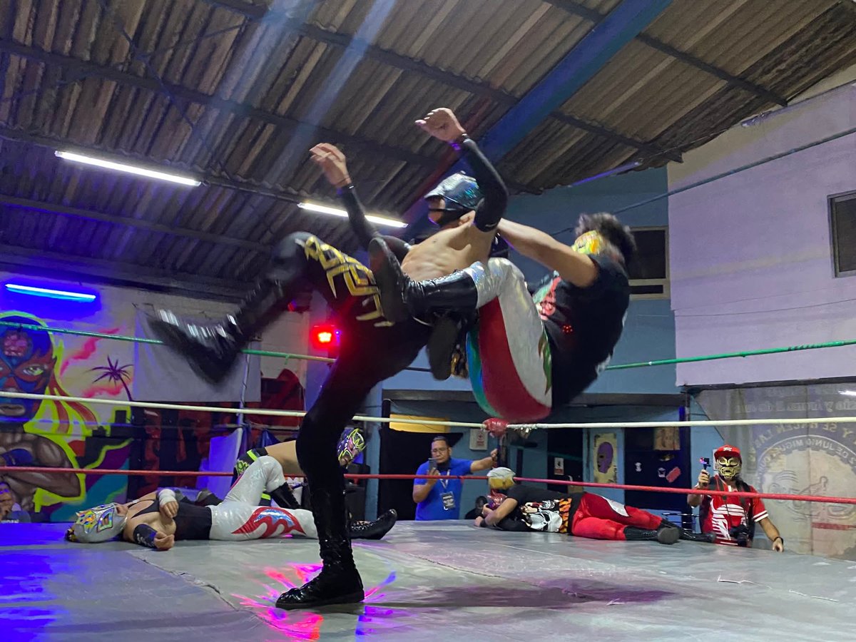 LaTijeraLucha's tweet image. La lucha especial del #GimnasioYArena02DeJunio es para el bando técnico de #MayingFly, #ReyChispita, #Sichac acompañados de #Michelin para dar cuenta de #MoskoExtremeJr, #MonstherExtreme y #Madrux, quienes en lucha dinámica llena de lances prendieron los ánimos del público...