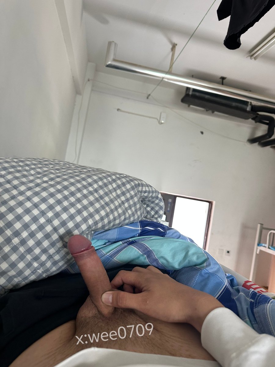 醒来在宿舍暴露大吊
舍友看到会不会跪舔