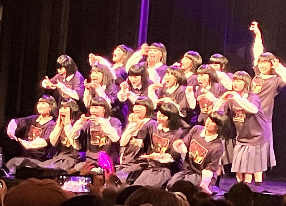 アバンギャルディというダンスユニットの公演に。バブリーダンスの流れを汲むキレの良いシンクロした流れる動きに驚き。踊りだけではなく企画構成も面白く楽しめました。観客は思いの外年齢層が高く違和感なかった。とにかく若く躍動する姿に大いにインスパイアされました。