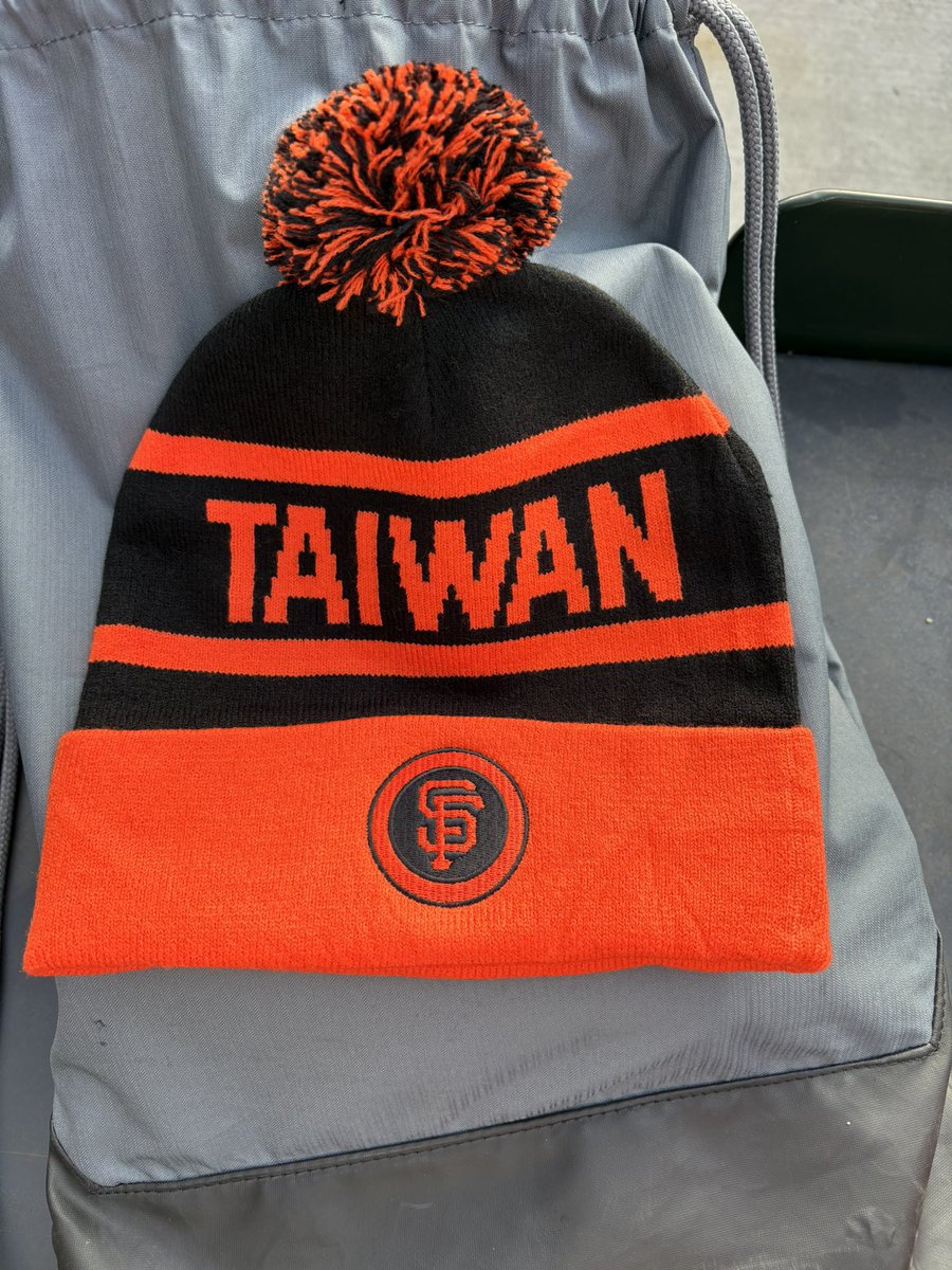 why did lou seal just toss me a beanie that says “taiwan”???? 😭😭