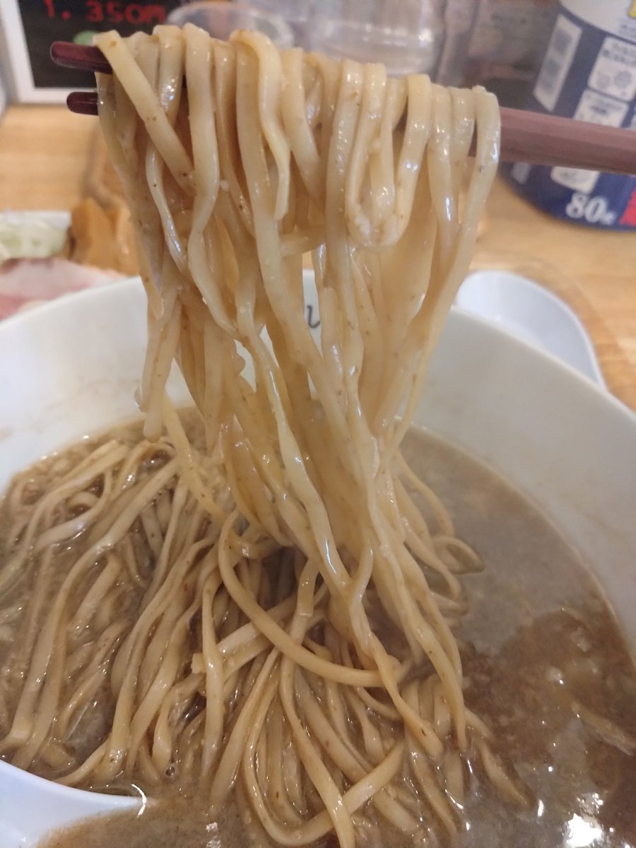 ThereWithout's tweet photo. 昼らぁ 静岡市
麺処 いしがみ さん
背脂煮干し中華そば＋豚バラ焼豚丼
煮干しの左上❗️
なるほど、バランスよくまとまってる〜うまい❗️
麺がツルツルで喉越しがよく、歯応えがあって特に好き🩷
次は中華だ❗️
ごちそうさまでした❗️人(*´ω｀*) https://t.co/X49h7QQZQh