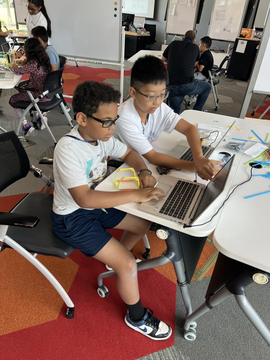 Robicheaux_STEM's tweet image. Week 1 of #STEAMotion complete! Students embraced productive struggle, celebrated breakthroughs, and built confidence with coding using @microbit_edu + @strawbees . So proud of their creativity and persistence!
@RiceU_STEM