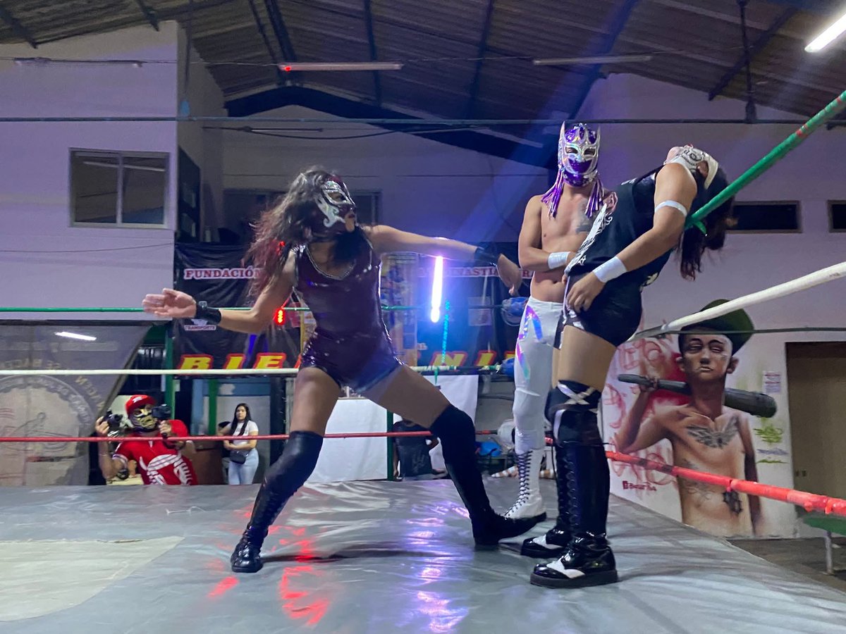 LaTijeraLucha's tweet image. En lucha de relevos mixtos el triunfo es para la dupla de #Laksmy y #DeathMagic al doblegar a #PayasitaPuraSanta y #Zizza, haciendo valer su mayor peso y experiencia en la función a beneficio del referee #PequeñoBombon.
#latijeraluchalibre