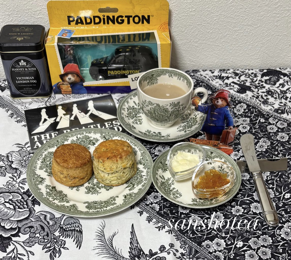 sanshotea's tweet photo. Dear Aunt Lucy
VICTORIAN LONDON FOG /
HARNEY & SONS
ランチにスペルト全粒スコーン(左)とファーラーズ チーズスコーン(右)
独特な酸味がカンパーニュっぽい全粒粉とハーブ香るチーズスコーン🧀
🧀スコーンが好みの味でもっと買えば良かった💦
#茶好連
#ローザンベリー多和田
#Farrers
#英国展 https://t.co/OpilzyQnLd