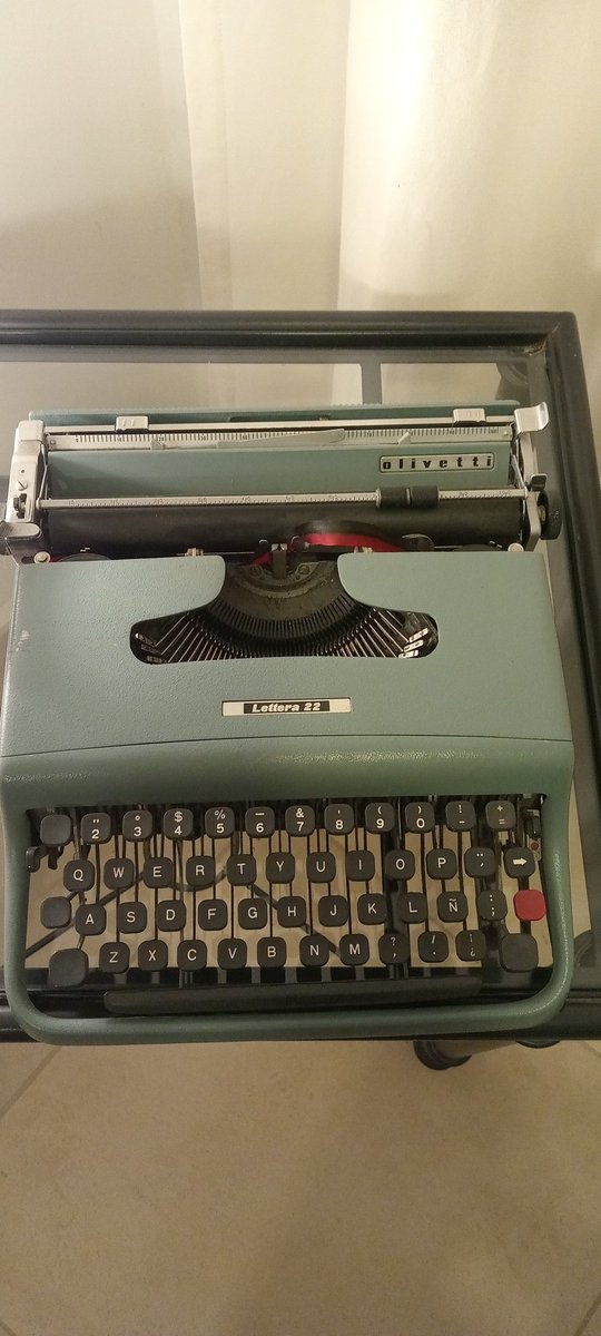 Mi primera nota la hice con esta Olivetti de mi viejo. Después llegó la tecnología, el poder rastrear un dato por la web y no tener que ir al archivo de papel. Pero la esencia siempre será la misma: buscar una noticia, contar una historia y hacer lo que nos gusta. Feliz día!!