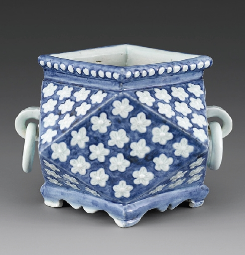 조선은 후기로 갈수록 도자기가 발전하긴 커녕 퇴보했다는 말을 들을 때마다 보는 조선 후기 도자기들 

1. 청화백자투각용무늬연적(내부에 복숭아모양 구조물이 있음)
2. 흑유각병
3. 청화백자진사투각포도필통
4.백자청채화문다각향로