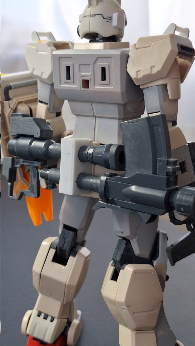 takezou2955's tweet image. オリジナル陸戦ガンダムを制作中。
どうにか箱形のランドセル無しに武器のフル装備をさせたく、腰下にバズーカラッチをプラ板にて制作(2回目)。スペース的に上下に展開する構造で磁石でロック。ここからディテール入れて行きます!