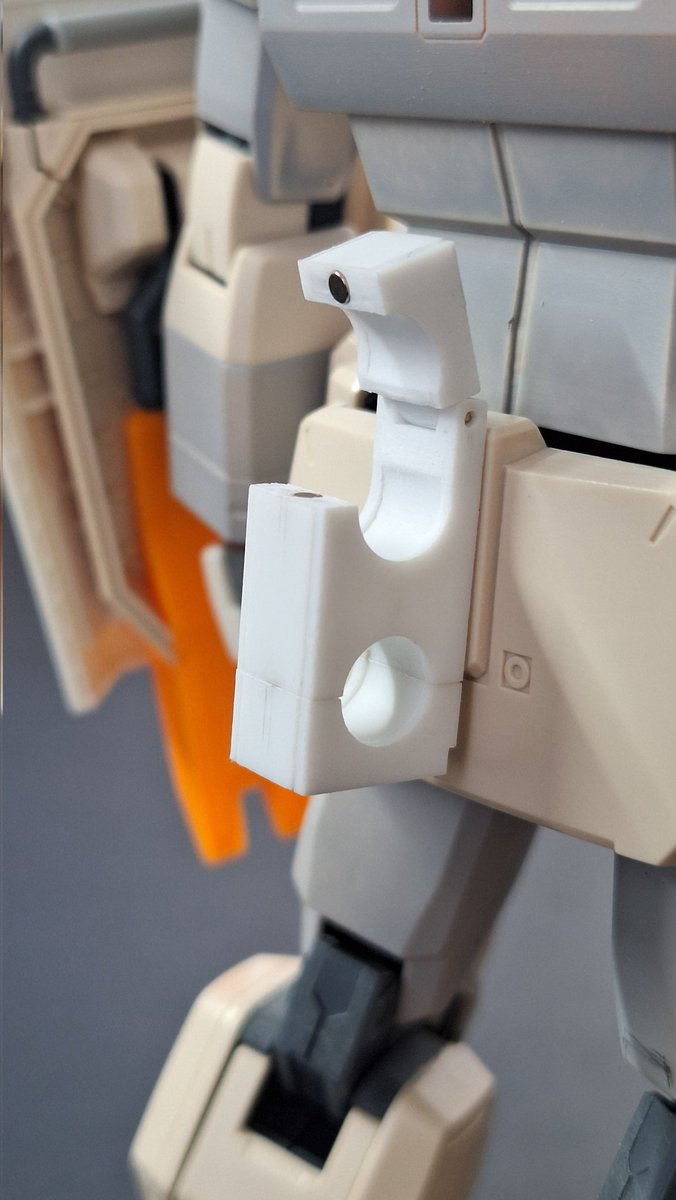 takezou2955's tweet image. オリジナル陸戦ガンダムを制作中。
どうにか箱形のランドセル無しに武器のフル装備をさせたく、腰下にバズーカラッチをプラ板にて制作(2回目)。スペース的に上下に展開する構造で磁石でロック。ここからディテール入れて行きます!