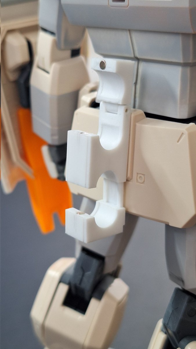 takezou2955's tweet image. オリジナル陸戦ガンダムを制作中。
どうにか箱形のランドセル無しに武器のフル装備をさせたく、腰下にバズーカラッチをプラ板にて制作(2回目)。スペース的に上下に展開する構造で磁石でロック。ここからディテール入れて行きます!
