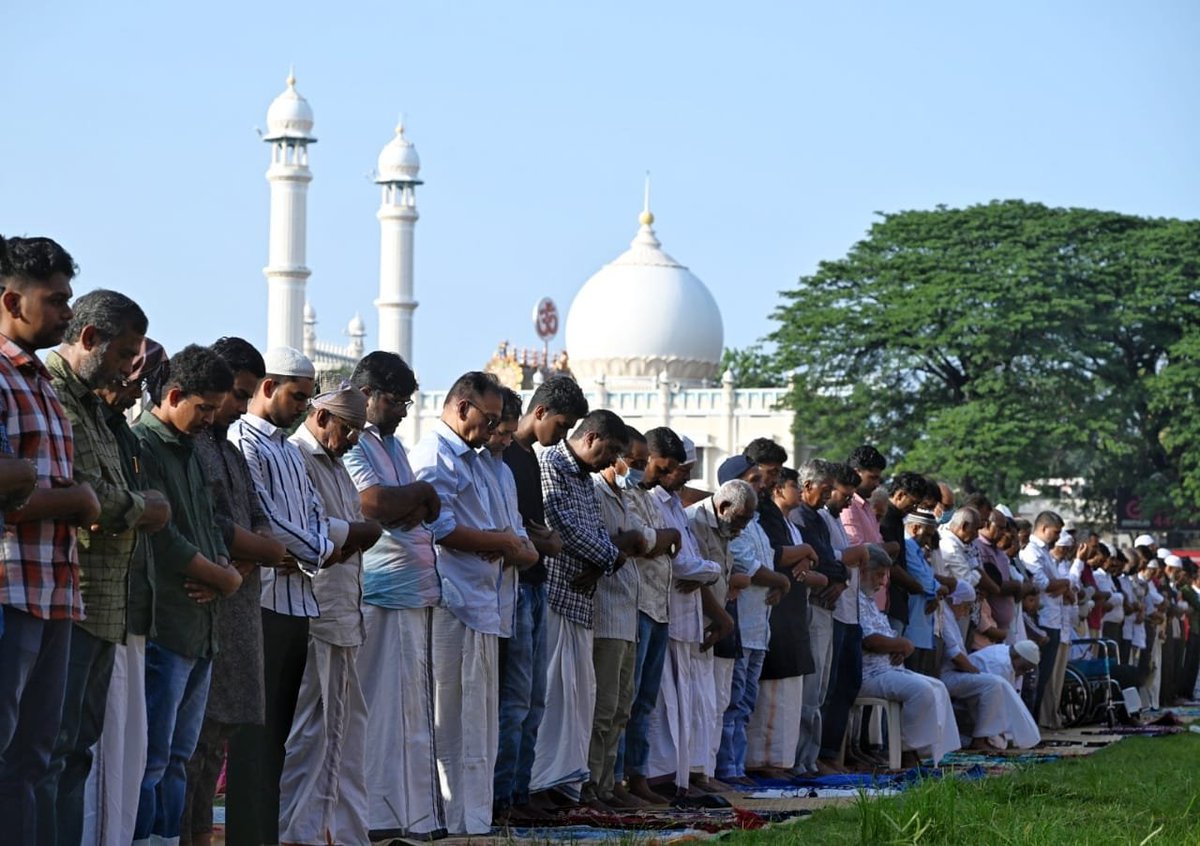 The Hindu (@the_hindu) on Twitter photo Devotees gather at Chandrashekharan Nair Stadium near Palayam Juma Masjid in Thiruvananthapuram on Saturday to offer Eid al-Adha prayers.
📸<a href="/nirmalharindran/">Nirmal Harindran</a> Devotees gather at Chandrashekharan Nair Stadium near Palayam Juma Masjid in Thiruvananthapuram on Saturday to offer Eid al-Adha prayers.
📸<a href="/nirmalharindran/">Nirmal Harindran</a>