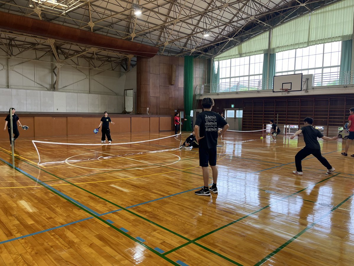 hmorilab's tweet photo. 【ゼミレク】
先日、研究室メンバーで交流会としてキンボール、モルック、ピックルボールを実施しました。学部生、院生合わせると、総勢14名となり、学内でも大所帯になりました。多人数だと関係が希薄になるので、スポーツを通した交流は良い機会です。
研究室全体で仲良く、元気よく、頑張っています https://t.co/lyhWldABOY