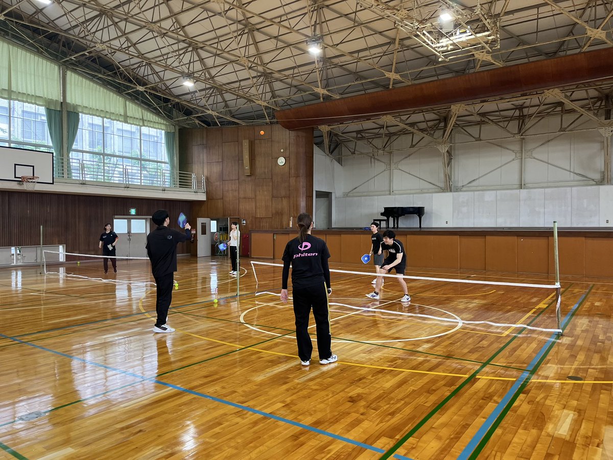 hmorilab's tweet photo. 【ゼミレク】
先日、研究室メンバーで交流会としてキンボール、モルック、ピックルボールを実施しました。学部生、院生合わせると、総勢14名となり、学内でも大所帯になりました。多人数だと関係が希薄になるので、スポーツを通した交流は良い機会です。
研究室全体で仲良く、元気よく、頑張っています https://t.co/lyhWldABOY