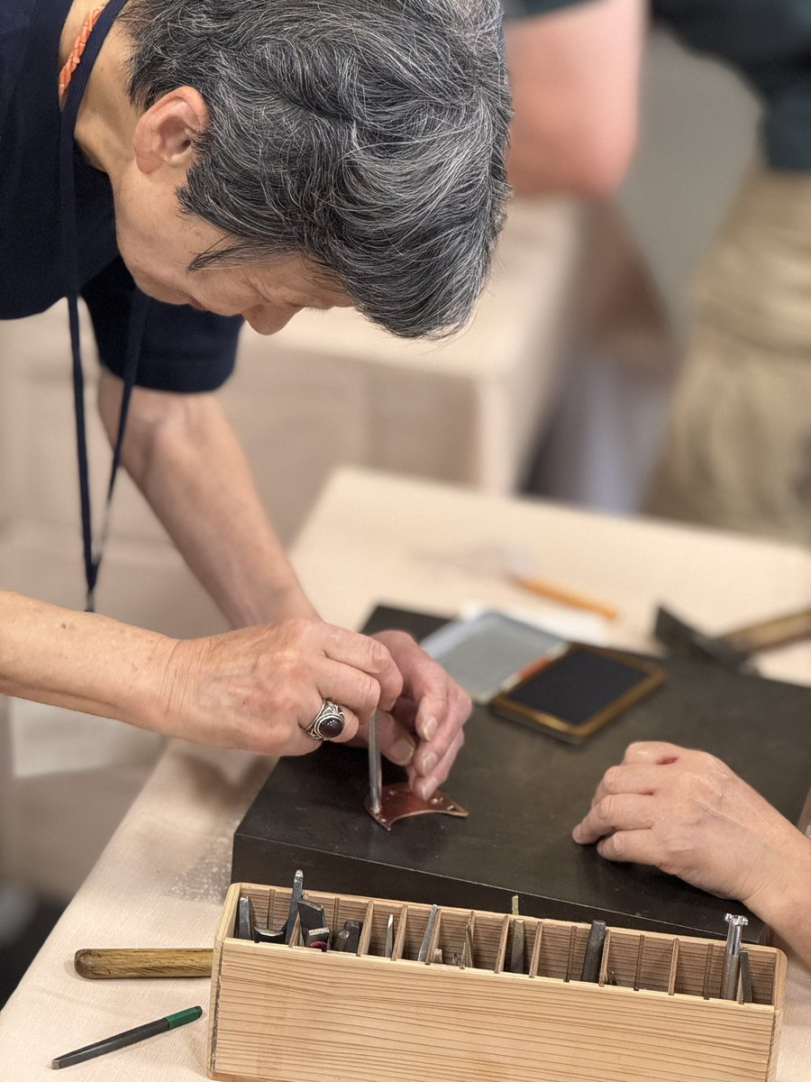 bunkyo_tokyo's tweet image. #根津 の #不忍通りふれあい館 では、#文京伝統工芸会 による「来て見て体験」文京の伝統工芸が開催中🔨
今回は #江戸文字 の橘右之吉氏と #彫金アクセサリー の佐々木正子氏が、参加者に丁寧に見事な匠の技を教えてくれます。
明日6/8（日）もやっていますので、ぜひ体験してみてはいかがでしょうか🖌️