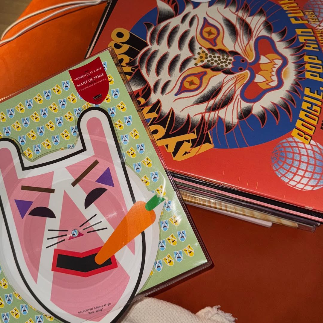 jongnow's tweet image. Style lives in the little details—and walks bold in red.