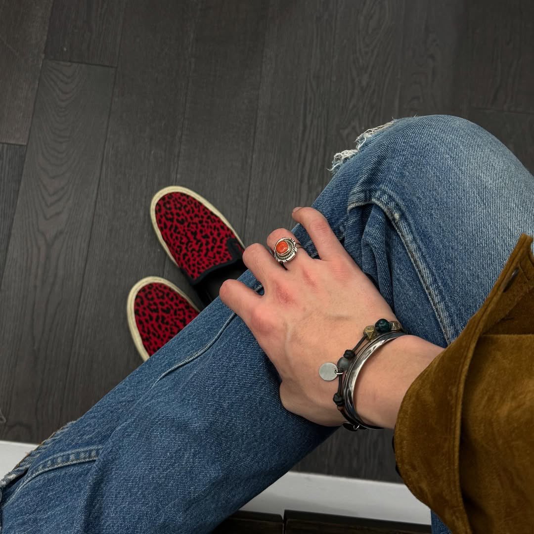 jongnow's tweet image. Style lives in the little details—and walks bold in red.