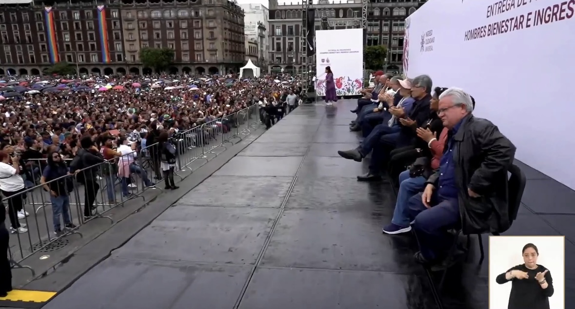 El #escenario de un #evento alberga también el mensaje institucional, la narrativa simbólica y la percepción.

Y como en toda puesta en escena, lo que se ve —o se deja ver— comunica, respalda o contradice el mensaje de fondo.

protocoloceremonialyetiqueta.com/escenografia-c…

#ceremonial #protocolo